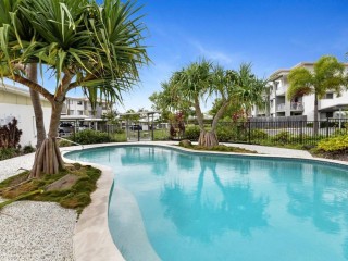 Ground Floor Unit with Courtyard & Pool in complex