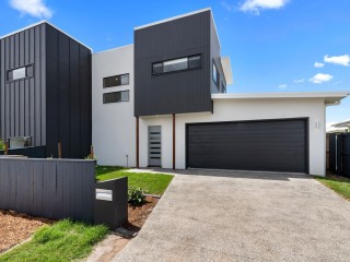 Stylish Low-Maintenance Living in Harmony Estate!